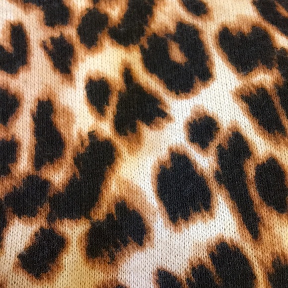 🛑SOLD🛑 Vs Pink Cheetah Pullover Hoodie - Picture 7 of 8
